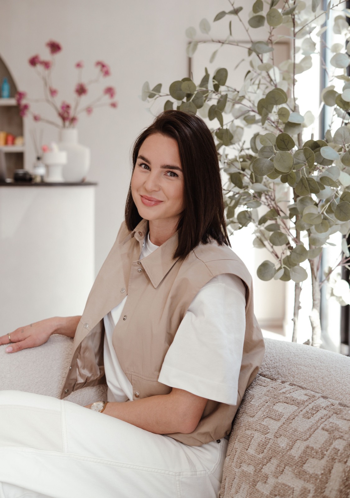 Amy, eigenaar van Amazing You, zittend in de lounge van de salon