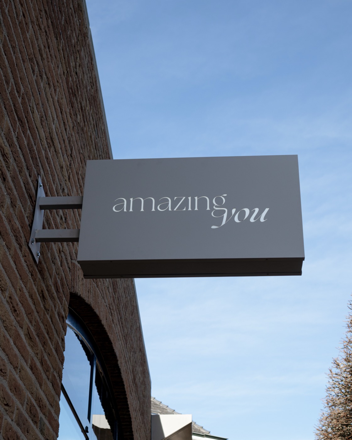 Het uithangbord van Amazing You tegen een blauwe lucht